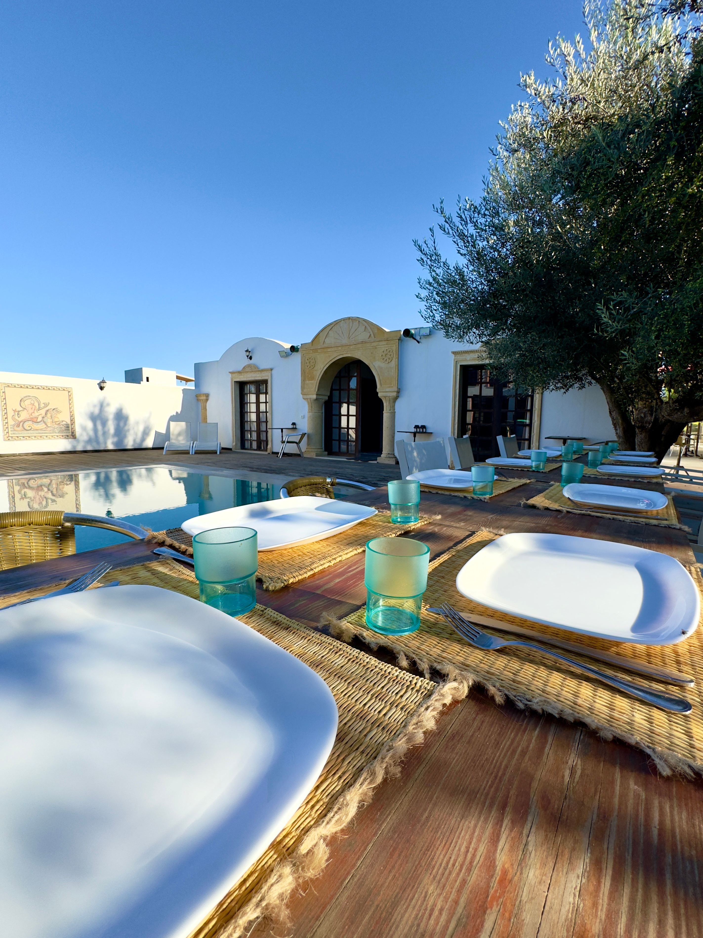 Dîner au bord de la piscine